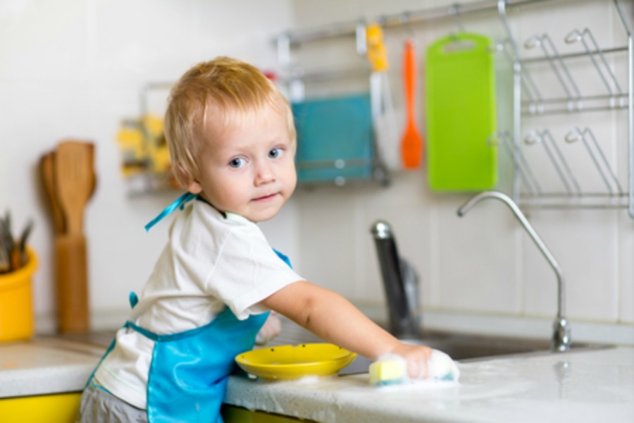 Învață-ți copilul să fie ordonat și curat. Află aici practici simple și jocuri